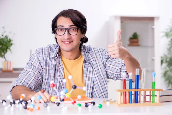 Jovem estudante físico se preparando para o exame em casa — Fotografia de Stock