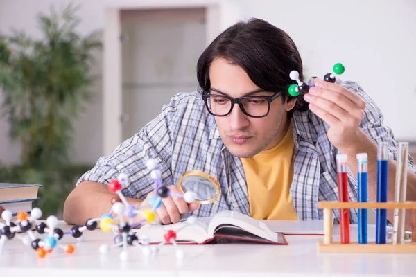 Evde sınava hazırlanan genç fizikçi öğrenci. — Stok fotoğraf