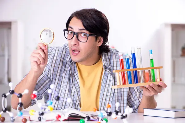 Joven estudiante físico preparándose para el examen en casa — Foto de Stock