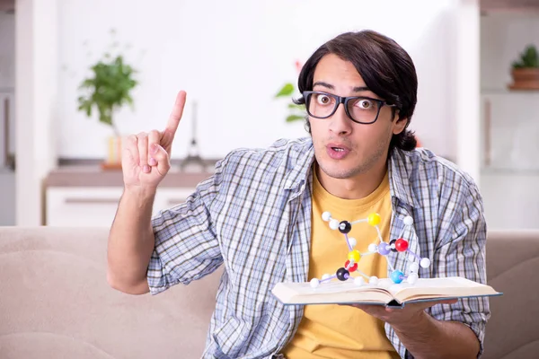 Jonge student natuurkundige voorbereiding voor examen thuis — Stockfoto