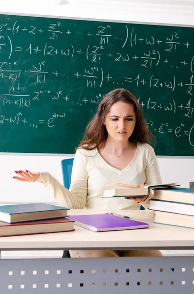 Jovem professora de matemática feminina na frente do quadro — Fotografia de Stock