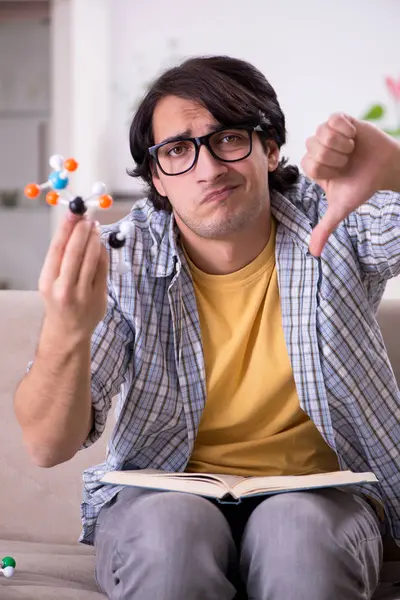 Joven estudiante físico preparándose para el examen en casa — Foto de Stock