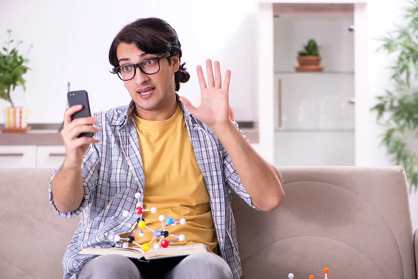 Joven estudiante físico preparándose para el examen en casa — Foto de Stock