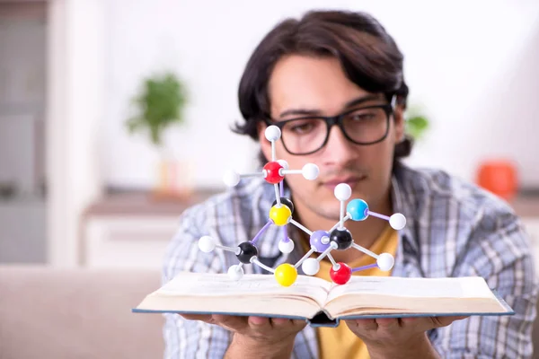 Joven estudiante físico preparándose para el examen en casa — Foto de Stock