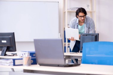 Bu ofiste çalışan uzman 