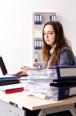 Genç kadın işçiye aşırı çalışma ile mutsuz 