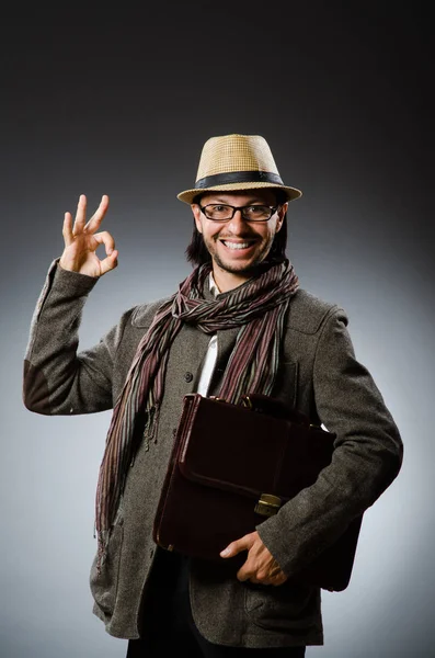 Homem usando chapéu vintage em conceito engraçado — Fotografia de Stock