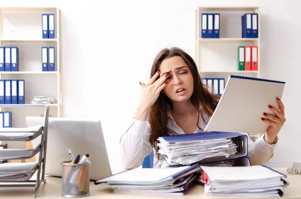 Joven empleada infeliz con el trabajo excesivo — Foto de Stock