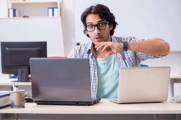 Es especialista que trabaja en la oficina — Foto de Stock