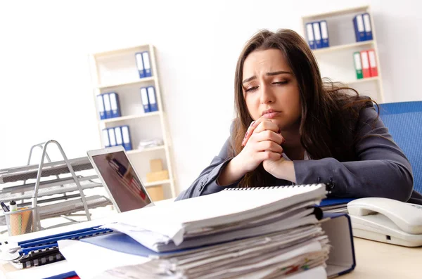 若い女性従業員の過剰な作業に不満 — ストック写真