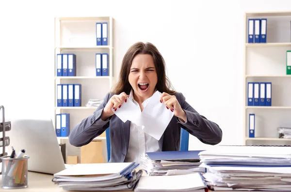 Jonge vrouwelijke werknemer ongelukkig met buitensporige werk — Stockfoto