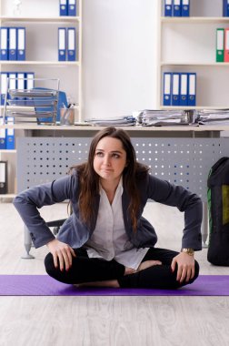 Kadın işçilerin ofiste spor egzersizleri yapıyor 