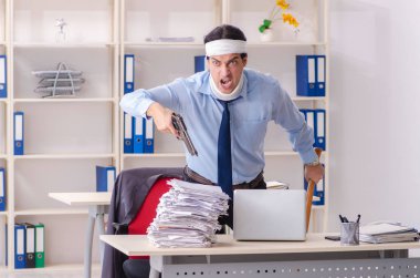 Ofiste çalışan erkek genç yaralı 