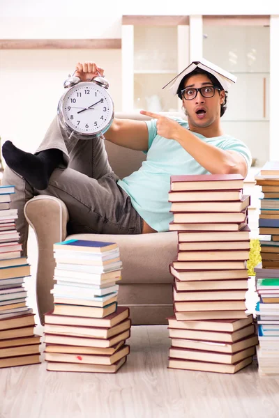 Student mit vielen Büchern zu Hause — Stockfoto