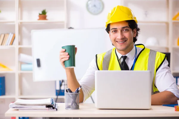 Inżynier budowy mężczyzna praca w biurze — Zdjęcie stockowe