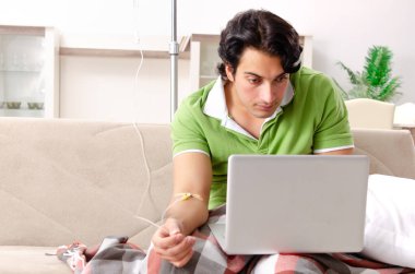 Genç adam evde acı çekiyor. 