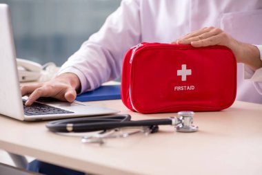 Teletıp konseptinde genç bir doktor. 