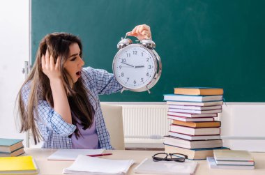 Kara tahta önünde kız öğrenci 