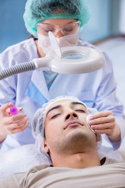 Yakışıklı delikanlı ziyaret kadın doktor güzellik uzmanı