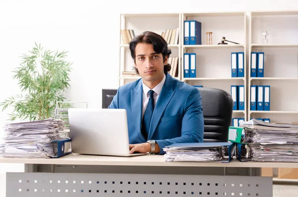 Ung stilig upptagen anställd sitter på kontoret — Stockfoto