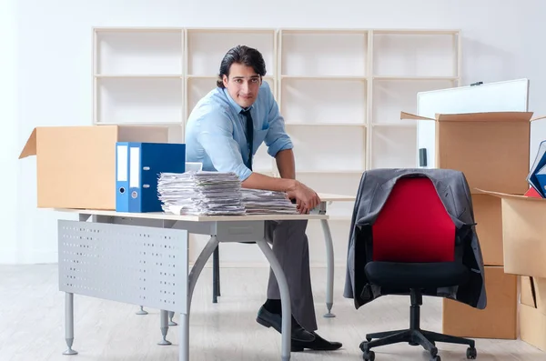 Mladý muž zaměstnanec s lóžemi v kanceláři — Stock fotografie