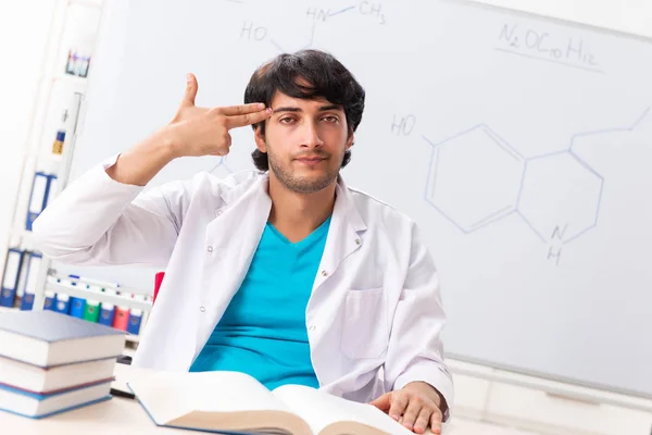 Joven estudiante químico en el aula — Foto de Stock