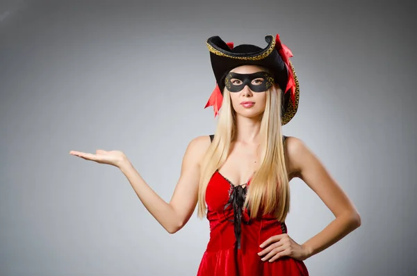 海賊衣装の女性-ハロウィーンのコンセプト — ストック写真