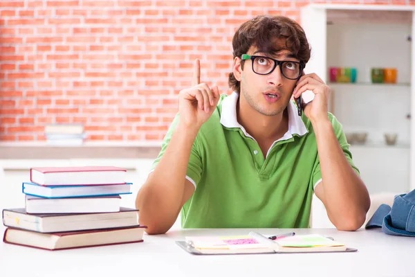 Estudiante joven preparándose para los exámenes en casa —  Fotos de Stock