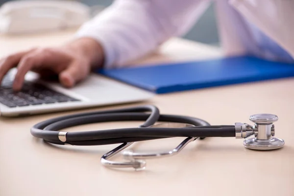 Jovem médico masculino no conceito de telemedicina — Fotografia de Stock