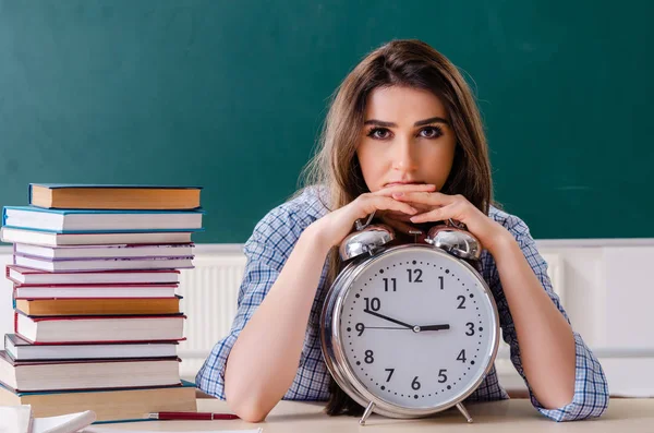 Estudante feminina na frente do quadro — Fotografia de Stock