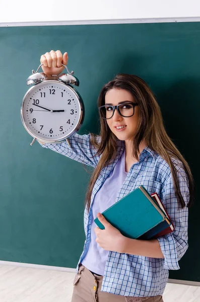 Vrouwelijke student voorkant schoolbord — Stockfoto