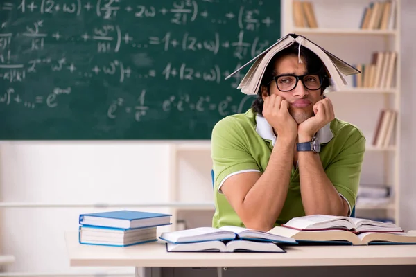 Schöne Studentin vor einer Tafel mit Formeln — Stockfoto