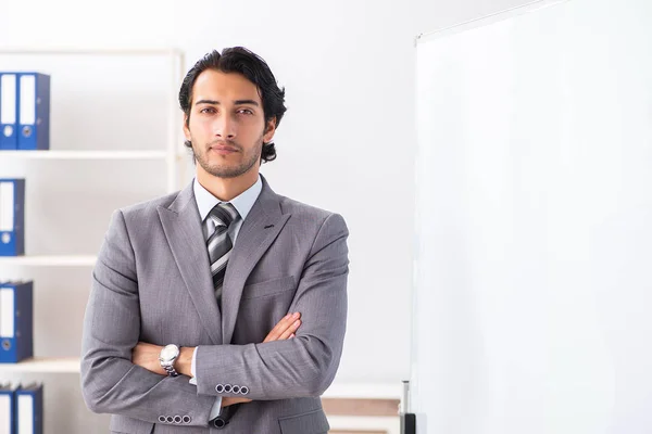 Jovem empresário bonito na frente do quadro branco — Fotografia de Stock