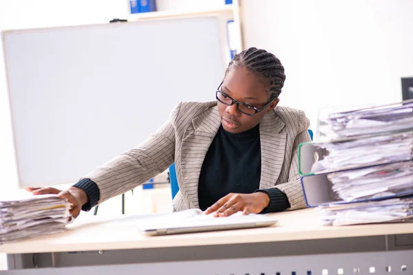 Employée noire malheureuse avec un travail excessif — Photo