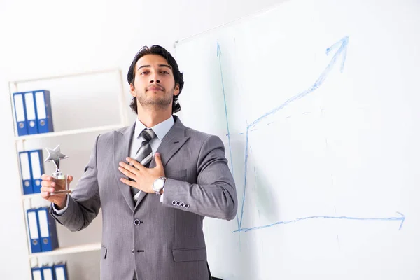 Ung stilig affärsman framför whiteboard — Stockfoto