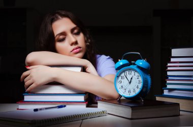 Evde sınavlara hazırlanan genç bir kız öğrenci. 