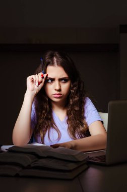 Evde sınavlara hazırlanan genç bir kız öğrenci. 