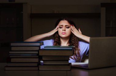 Evde sınavlara hazırlanan genç bir kız öğrenci. 