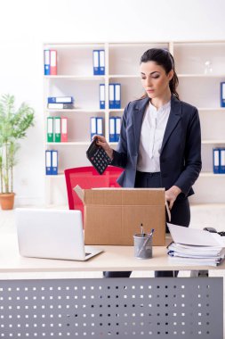 Genç kadın işçiye onu işten ateş olmak