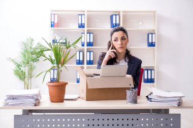 Genç kadın işçiye onu işten ateş olmak