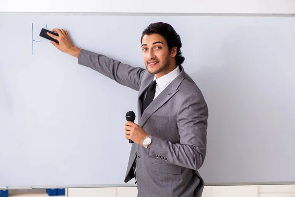 Jonge knappe zakenman voor het whiteboard — Stockfoto