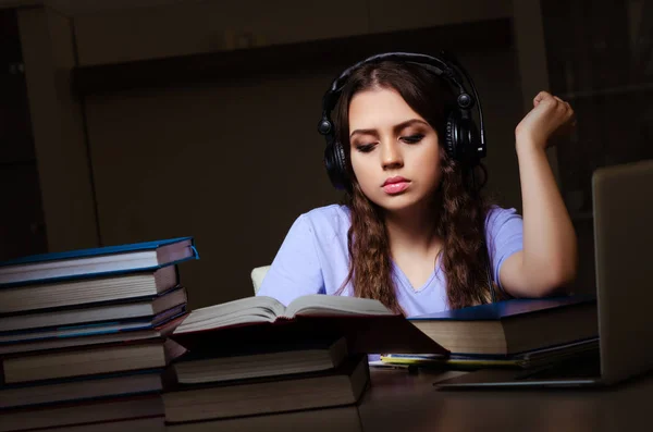 Jonge vrouwelijke student bereidt zich voor op examens laat thuis — Stockfoto