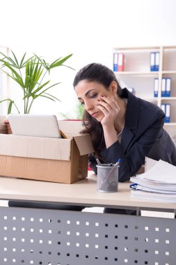 Genç kadın işçiye onu işten ateş olmak