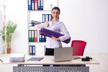 Ofiste egzersiz yapan genç bayan çalışanlar. 