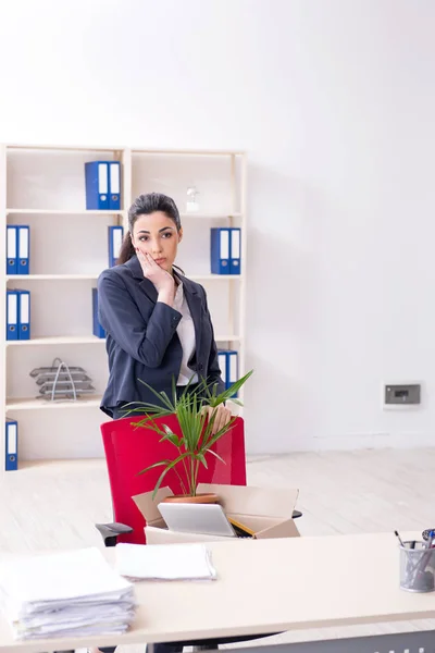 Ung kvinnlig anställd eldas från hennes arbete — Stockfoto