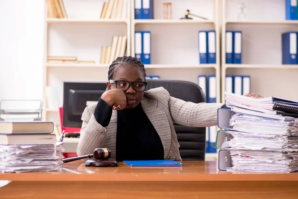 Чорна жінка-адвокат в Кортхаусі — стокове фото