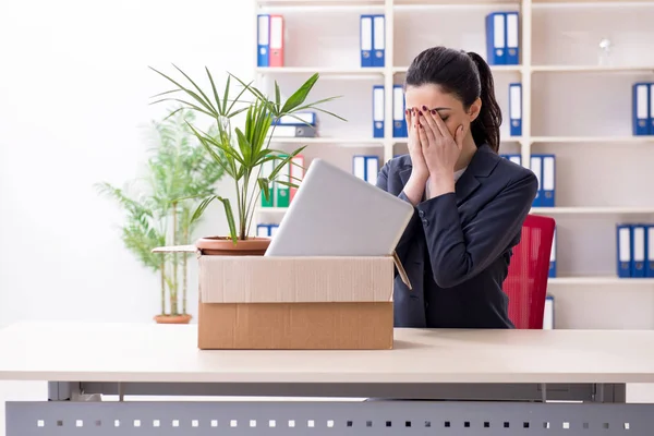 Une jeune employée licenciée de son travail — Photo