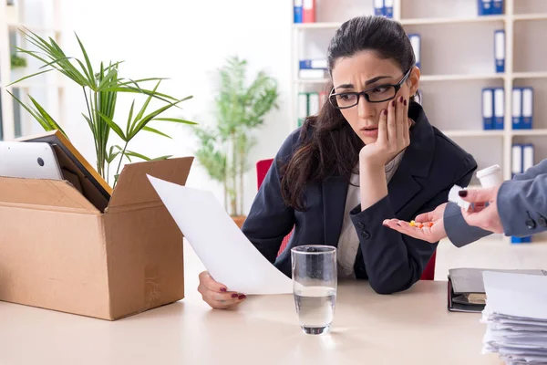 Junge Mitarbeiterin wird von ihrer Arbeit entlassen — Stockfoto