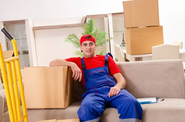 Jovem empreiteiro com caixas de trabalho dentro de casa — Fotografia de Stock