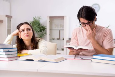 Öğrenciler sınava evde birlikte hazırlanıyorlar. 